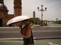 (Foto de ARCHIVO)
Una mujer se protege del sol con una sombrilla. A 23 de junio de 2026, en Sevilla (Andalucía, España). La ola de calor se intensifica en región andaluza, dejando activado para este martes el aviso rojo por temperaturas extremas en la provincia de Córdoba y Jaén que podrían alcanzar los 44 grados, mientras que en Almería y Granada se ha decretado la alerta naranja y en Sevilla el nivel amarillo.

Rocío Ruz / Europa Press
23/6/2026