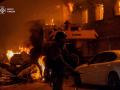 Bomberos ucranianos trabajando para extinguir un incendio en el lugar de un ataque con misiles rusos en Kiev