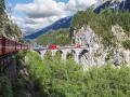 Une Zermatt y St. Moritz en unas ocho horas y presume de ser “el expreso más lento del mundo”. El recorrido atraviesa 291 puentes y 91 túneles, cruza el paso del Oberalp a 2.033 metros y permite ver gargantas, viaductos, pueblos alpinos y el paisaje de los Grisones desde grandes ventanales panorámicos.