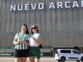 Dos aficionadas del Córdoba luciendo sus nuevos carnés de la temporada