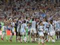 Jugadores de Argentina celebran su clasificación a semifinales este sábado