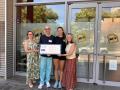 Imagen de al entrega del cheque solidario