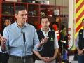 El presidente del Gobierno, Pedro Sánchez, acompañado del presidente de la Junta de Andalucía, Juanma Moreno (d), durante su intervención este lunes en el Puesto de Mando Avanzado de Turre (Almería), donde ha acudido para conocer los trabajos de extinción del incendio de Los Gallardos, que ha causado la muerte de 13 personas y que ya está estabilizado tras arrasar 7.000 hectáreas. EFE/ Carlos Barba