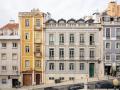 Fachadas residenciales coloridas de Lisboa con balcones
