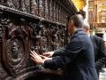 El director de la ONCE en Málaga, Marcelo Rosado, y el deán, Joaquín Alberto Nieva, en la sillería del coro de la Catedral de Córdoba