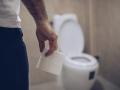 Un hombre va al baño