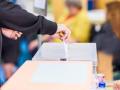 Candidato votante en urna democrática