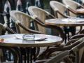 Cenicero en la mesa en un café de la calle