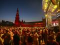 Imagen del concierto de 'Hombres G' en el Icónica Santalucía Sevilla Fest en la Plaza de España