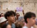 Una pancarta con el lema "Ni una más" durante un minuto de silencio por el asesinato machista en Alameda de la Sagra, a 22 de julio de 2026, en Alameda de la Sagra, Toledo, Castilla-La Mancha (España). Este emotivo e institucional acto de condena, desarrollado en la Plaza de España frente a las puertas del Ayuntamiento de la localidad, congrega a cientos de ciudadanos y cuenta con la asistencia de la consejera de Igualdad, Sara Simón, con el objetivo de mostrar el apoyo unánime a los familiares de la víctima, condenar la violencia de género y reafirmar el compromiso de las administraciones en la lucha contra la violencia machista.

Juanma Jiménez / Europa Press
22 JULIO 2026;FEMINICIDIO;VIOLENCIA MACHISTA
22/7/2026