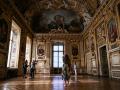 Unos visitantes fotografían la ventana que resultó rota durante la reapertura al público de la Galería de Apolo donde se robaron las joyas de la corona francesa