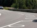 Imagen de los círculos blancos en una carretera