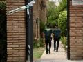 El edificio donde vivía quedó acordonado al presentarse la Guardia Civil