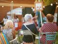 Varias mujeres de avanzada edad asisten a un festival de música en la provincia de Palencia