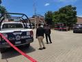 Una camioneta de la policía municipal acordonó la escena del crimen donde el periodista mexicano Alejandro Leyva Aguilar, de 58 años, fue asesinado mientras comía en un restaurante en la comunidad de San Pablo Etla, estado de Oaxaca, México,
