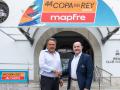 Juan Jaume Femenias (i) y Rafael Gil (d), frente a la entrada principal del RCNP