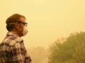 Una persona rodeada de humo de un incendio