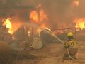Bomberos combaten el fuego en las proximidades de Cebreros (Ávila)