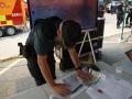 Miembros de la Guardia Civil siguen la evolución del incendio de la sierra oeste de la Comunidad de Madrid desde el Puesto de Mando Avanzado (PMA) ubicado en la localidad madrileña de Cenicientos