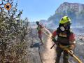 Trabajo de extinción de los bomberos en el incendio de Manises (Valencia)