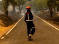 Un bombero trabaja en las labores de extinción del incendio forestal