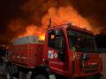 Camión de los bomberos forestales de la Generalitat Valenciana frente a las llamas