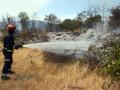 Un bombero lucha contra un incendio forestal cerca de San Martín de Valdeiglesias, a unos 70 km al oeste de Madrid, el 26 de julio de 2026. Los bomberos españoles han combatido hoy un nuevo frente de incendios cerca de la ciudad costera de Valencia, donde se ha evacuado al menos a 15 000 personas. En la región occidental de Madrid, dos incendios forestales distintos se unieron el 24 de julio para formar un enorme incendio que estuvo a punto de unirse a otro fuego en la vecina Castilla y León. Las llamas ya han arrasado 25 000 hectáreas en Madrid y la vecina provincia de Ávila, lo que ha obligado a más de 60 000 personas (una cifra revisada a la baja) a huir de sus hogares, según las autoridades, que han calificado el incendio como «el peor de la historia» de la región de Madrid. (Foto de César MANSO / AFP)