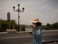 Una mujer se protege del sol con un sombrero en Sevilla