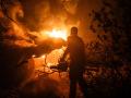 Una persona trabaja en las labores de extinción del incendio forestal, a 26 de julio de 2026, en La Adrada, Ávila, Castilla y León (España). La Adrada, uno de los municipios del Valle del Tiétar (Ávila), ha sido evacuado de forma preventiva este sábado ante el avance del grave incendio de Burgohondo que, junto con el de Madrid, tienen en vilo a la población aledaña y que han quemado ya más de 45.000 hectáreas.

César Vallejo Rodríguez / Europa Press
26 JULIO 2026 INCENDIO FORESTAL;PIXELADA
26/7/2026