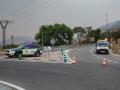 Vehículos de la guardia civil vigilan la carretera cortada durante las labores de extinción del incendio forestal, a 25 de julio de 2026, en Robledo de Chavela