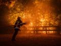 Un equipo de bomberos desplegándose para combatir un incendio forestal que se extendía por Ares, en el suroeste de Francia