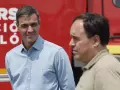 Imagen de Pedro Sánchez con el presidente de la Generalitat Valenciana Juanfran Pérez Llorca en el incendio de la Vall d'Uixó (Castellón)