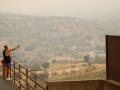 Vecinos observan el terreno afectado por el incendio del Valle del Tiétar (Ávila)