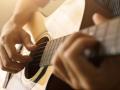 Un hombre toca una guitarra