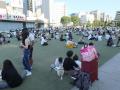 Personas se reúnen frente a un edificio tras un fuerte terremoto en la ciudad de Kumamoto, Japón