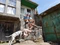Aurora con su familia en una de las casas de la aldea que están rehabilitando
