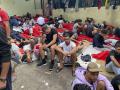 Más de 400 personas, según los cálculos estimados por fuentes policiales, aguardan en estos momentos poder acceder al interior del Centro de Estancia Temporal de Inmigrantes (CETI), cuyo recinto tiene cubiertas sus 512 plazas e incluso alguna más. EFE/ Rafael Peña