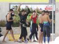 Más de 400 personas, según los cálculos estimados por fuentes policiales, aguardan en estos momentos poder acceder al interior del Centro de Estancia Temporal de Inmigrantes (CETI), cuyo recinto tiene cubiertas sus 512 plazas e incluso alguna más. Según ha podido comprobar EFE, la continua entrada de migrantes por la vía marítima ha motivado que la carretera de acceso al CETI se haya convertido en un campamento improvisado de jóvenes marroquíes y argelinos y, en menor medida, subsaharianos, que aguardan su acceso al interior de las instalaciones habilitadas por el Gobierno.-EFE/Reduan