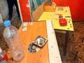 Las mesas donde vendían la droga en el piso precintado