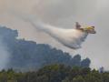 (Foto de ARCHIVO)
Un hidroavión trabaja en las tareas de extinción del incendio de la Vall d’Uixó, a 28 de julio de 2026, en Castellón, Comunidad Valenciana (España). El incendio declarado en al Vall d'Uixó (Castellón) no crece de manera significativa en número de hectáreas arrasadas o perímetro, pero preocupa el humo y la posibilidad de que una inversión térmica provoque que el fuego se reavive. Por eso, la ausencia de llama "da una falsa sensación" ante la cual no se puede "bajar la guardia".

Ángel Sánchez / Europa Press
28/7/2026