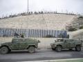 Coches del ejército vigilan la frontera en Ceuta