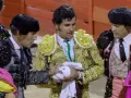 El diestro Morante de la Puebla se retira a la enfermería tras sufrir una cogida