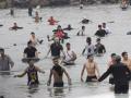 Inmigrantes durante el asalto a la ciudad de Ceuta