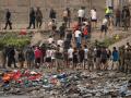 Soldados españoles supervisan el regreso de inmigrantes a Marruecos tras haber cruzado la frontera para entrar en el enclave español de Ceuta