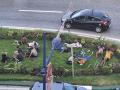 Varios migrantes descansan en una rotonda en Castillejos.