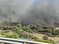 Dieciocho medios aéreos participan en las labores de extinción del incendio forestal originado este sábado por un camión ardiendo en la Autovía de la Plata (A-66)