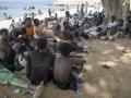 Varios migrantes, a 1 de agosto de 2026, en Ceuta (España). Tras la crisis migratoria desatada el pasado jueves 30 de julio, el flujo de personas cruzando a nado desde Marruecos a Ceuta ha finalmente cesado durante la mañana de este sábado. El movimiento se ha invertido y ahora  solo se registra el regreso hacia Marruecos de quienes habían cruzado a nado el espigón del Tarajal, aunque también quedan bastantes personas dispersadas por la ciudad.

Marcos Moreno / Europa Press
01 AGOSTO 2026;MIGRANTES;CRISIS MIGRATORIA;INVASIÓN;ESPIGÓN;FRONTERA;MARRUECOS;
01/8/2026