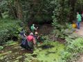 Voluntarios participan en una jornada de limpieza del río Gafos, en Pontevedra