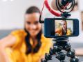 Una adolescente graba contenido para redes sociales