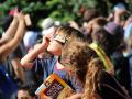 Un niño mira al cielo con unas gafas especiales para proteger la vista durante un eclipse